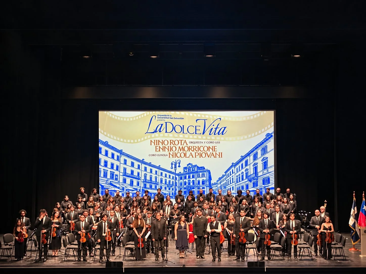 La Orquesta y el Coro de la Universidad San Sebastián en el escenario de La Dolce Vita
