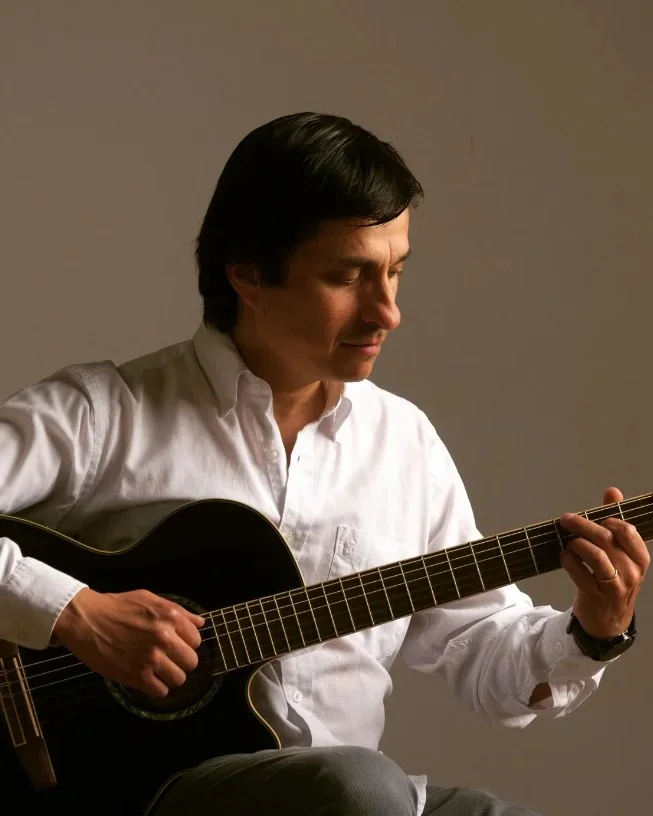 Alejandro Luna con su guitarra